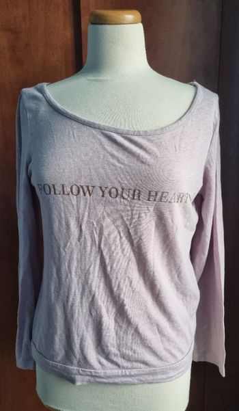 Pull léger rose clair avec écriture taille S