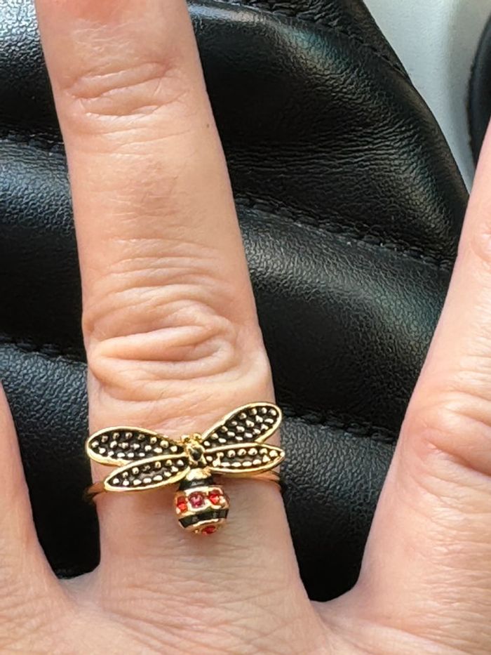 Bague réglable acier inoxydable or abeille cristaux rouge résine noire - photo numéro 2