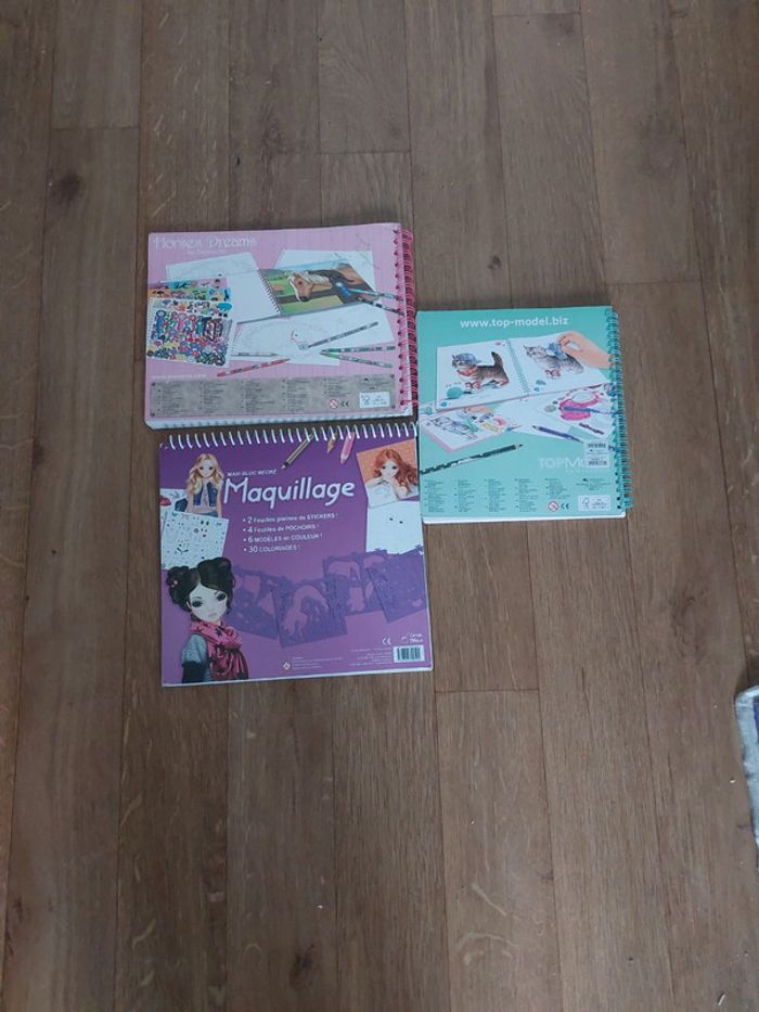 Lot 3 livres de coloriage avec autocollants - photo numéro 2