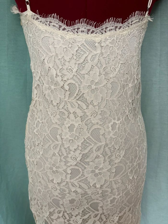 Jolie petite robe en dentelle et brodée Zara - photo numéro 3