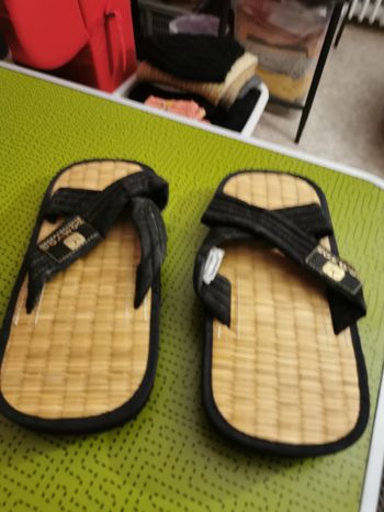 Claquette noire, dorée et paille