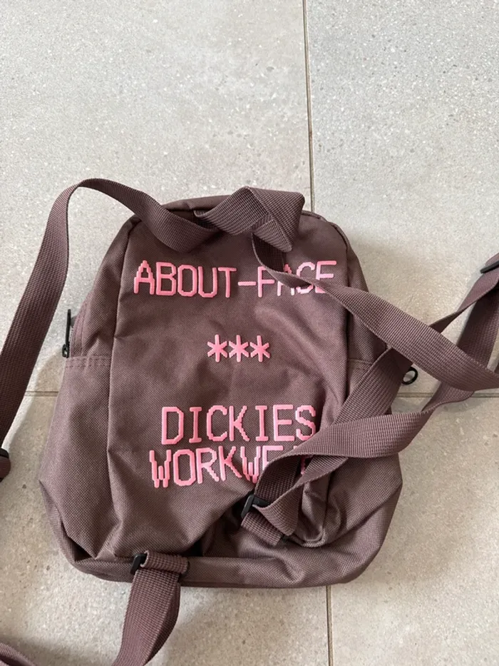 Petit sac à dos Dickies, bon état, 20*24cm - photo numéro 2