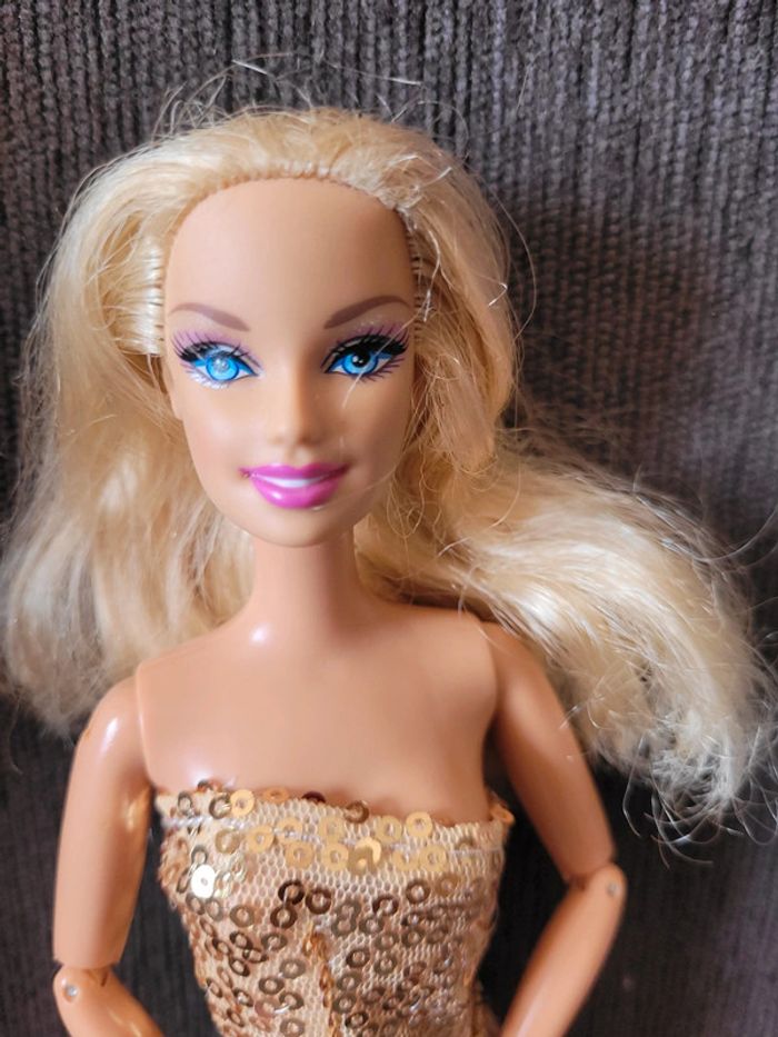 Poupée barbie et sa tenue - photo numéro 4