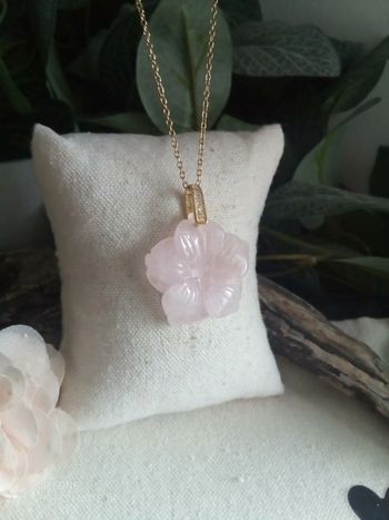 Collier quartz rose taillé en fleur