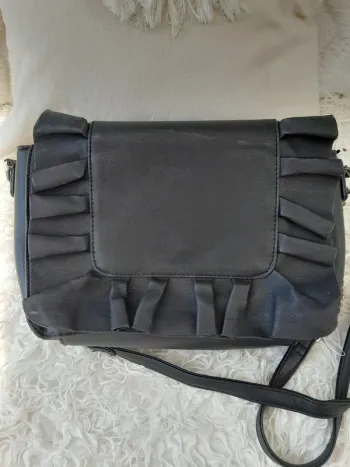 Sac à main noir avec volant, bandoulière, Marque Primark