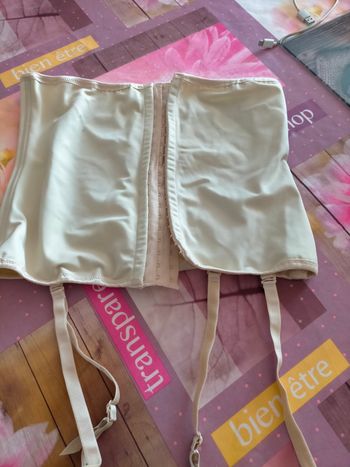 Serre taille avec jarretelle