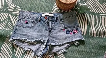 Short en jeans fleuri