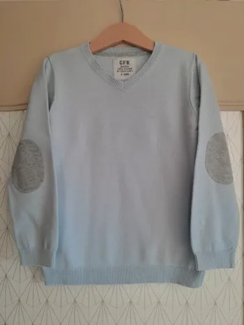 Pull bleu clair 6 ans cfk tbe boule manche présente à l'achat 1 micro tâche peu visible