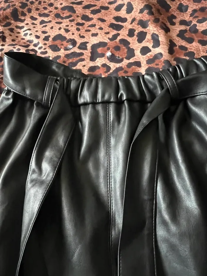 Jolie jupe similicuir noir avec ceinture à nouer - photo numéro 2
