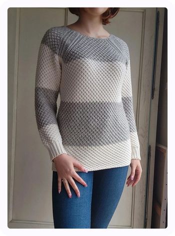 Pull en maille gris et blanc rayé