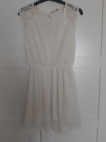 Robe couleur crème, en soie, dos en dentelle