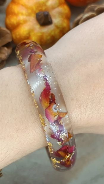 Joli bracelet en résine et feuilles séchées