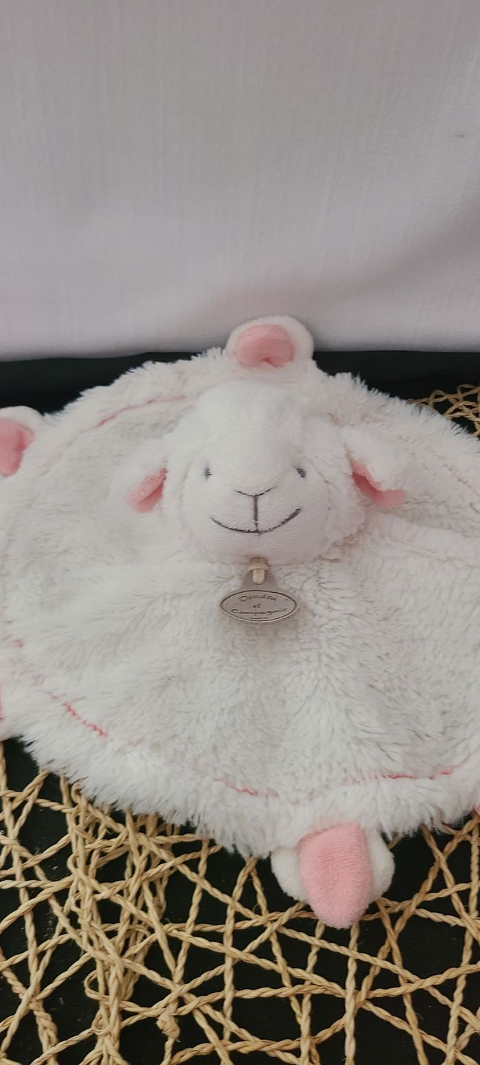Doudou et compagnie plat mouton blanc rose