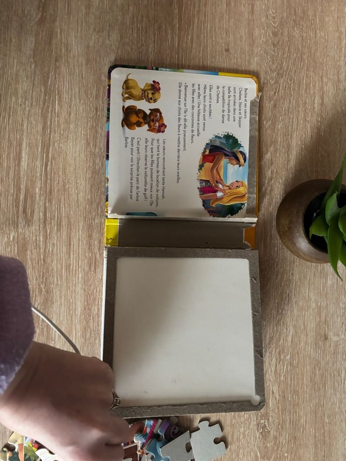 Livre puzzle Barbie et ses sœurs à la recherche des chiots - photo numéro 3