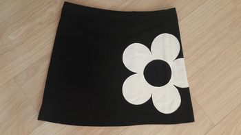 Minijupe noire avec fleur blanche taille 40