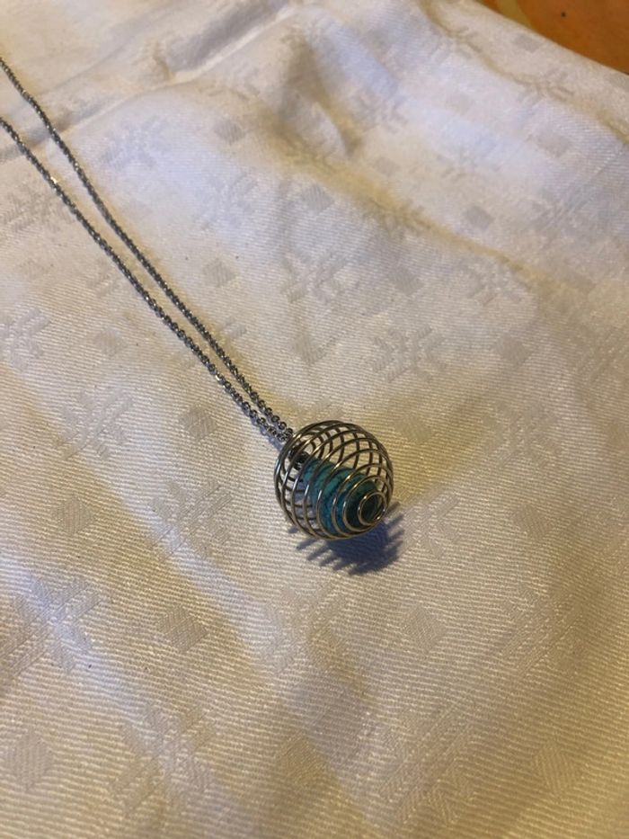Petit collier très original avec sa pierre turquoise enfermée dans sa cage - photo numéro 2