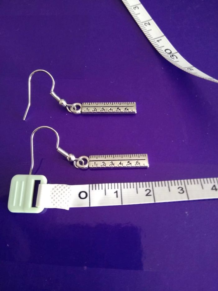 Boucles d'oreilles en forme de règles - photo numéro 2