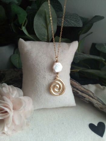 Collier perle de culture d'eau douce et spirale dorée