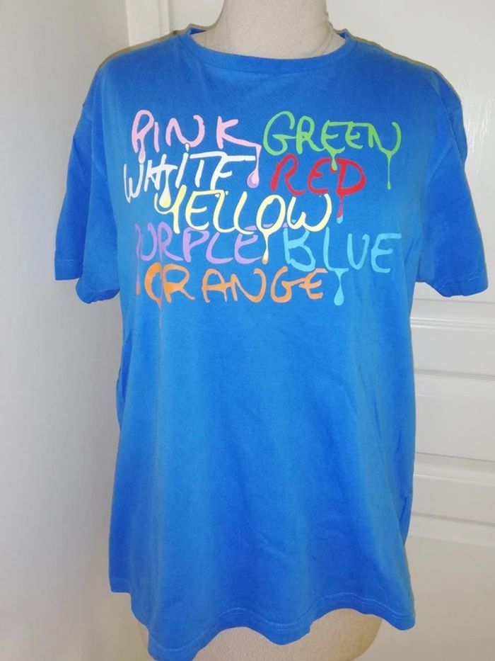 un tee shirt homme bleu et insignes - courir