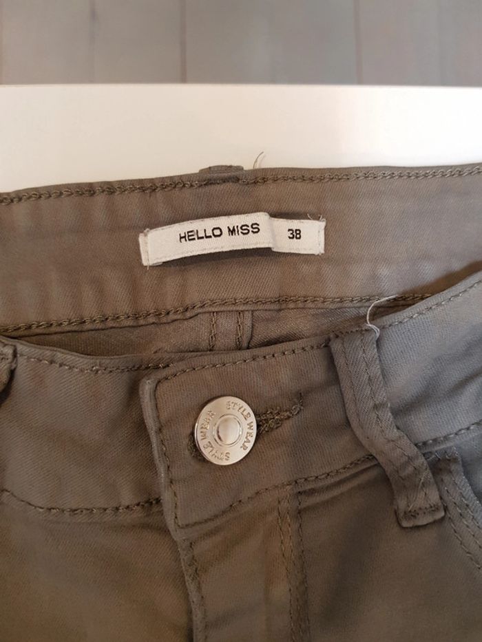 Jeans troué - photo numéro 2
