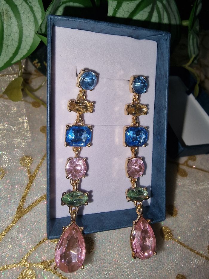 Boucles d'oreilles incrustées cristaux - photo numéro 4