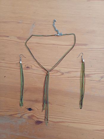 Collier et boucles d'oreilles