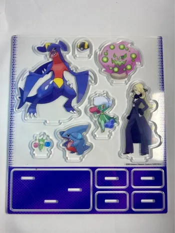 Support acrylique Pokémon officiel mettant en avant Cynthia et Carchacrok