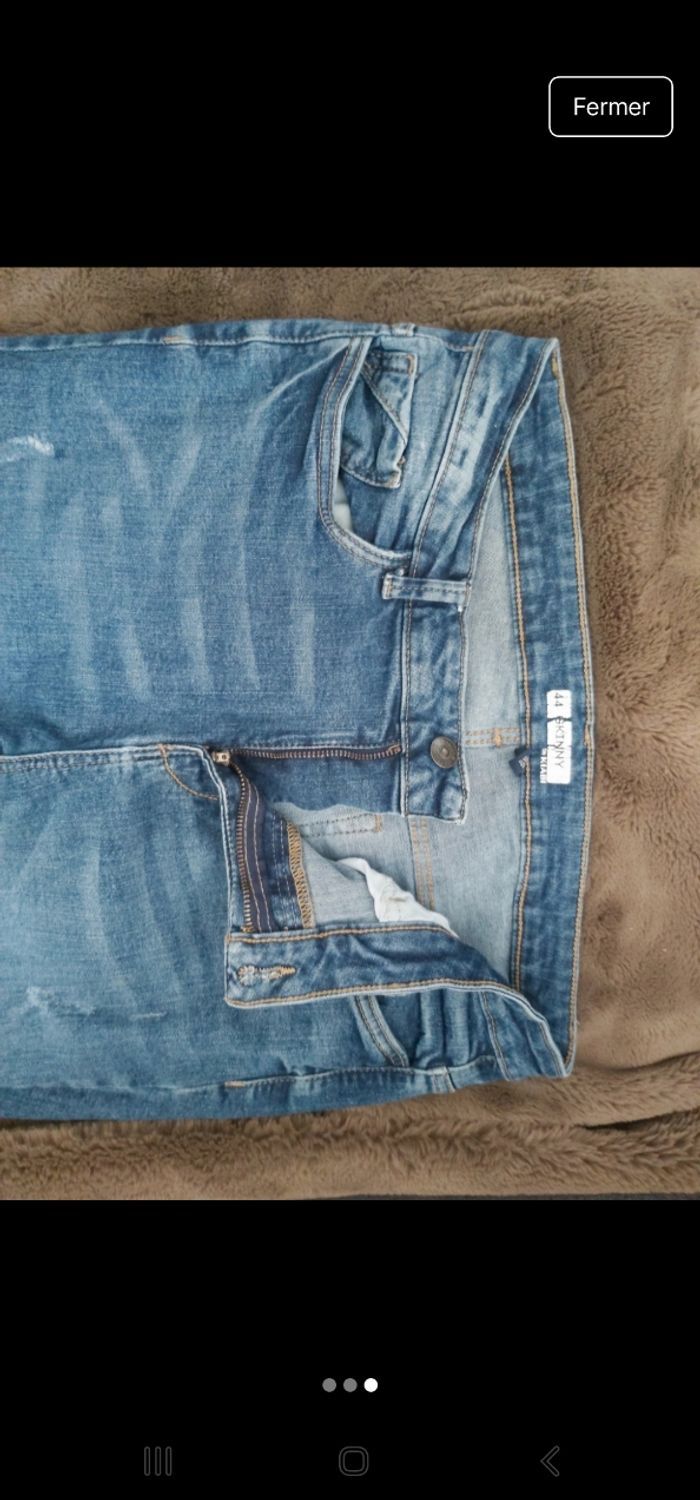 Pantalon jeans avec sorte de trou stylé - photo numéro 3