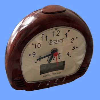 Petit réveil digital et à aiguilles, à piles