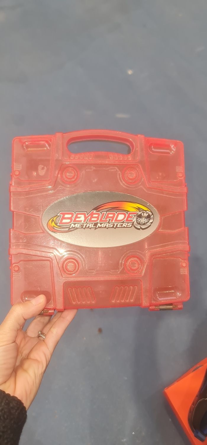 Boite de rangement toupies beyblade