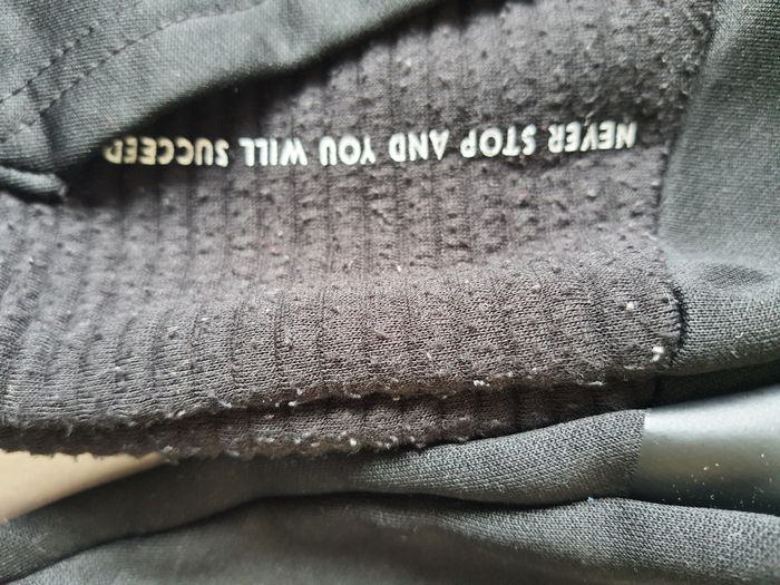 Pull noir - photo numéro 3