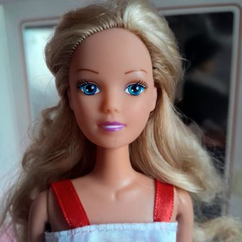 Mignonne barbie Simba blonde dans sa robe rouge et blanche à pois