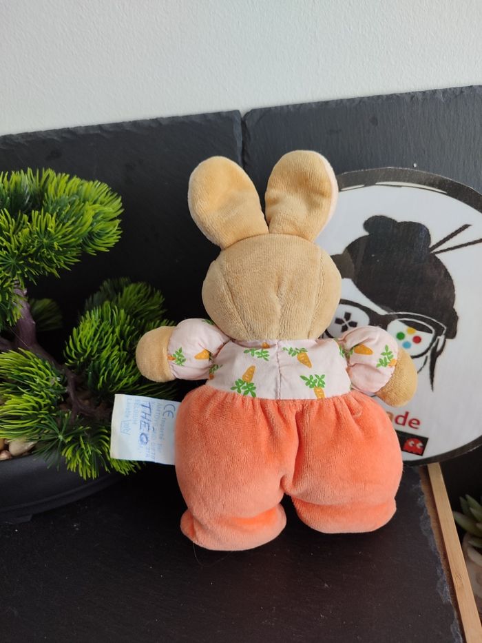 Doudou hochet lapin orange carottes peluche comptine marron noeud Beige DD003281 - photo numéro 2