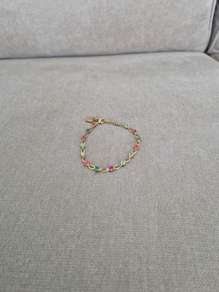 Bracelet doré à perles colorées