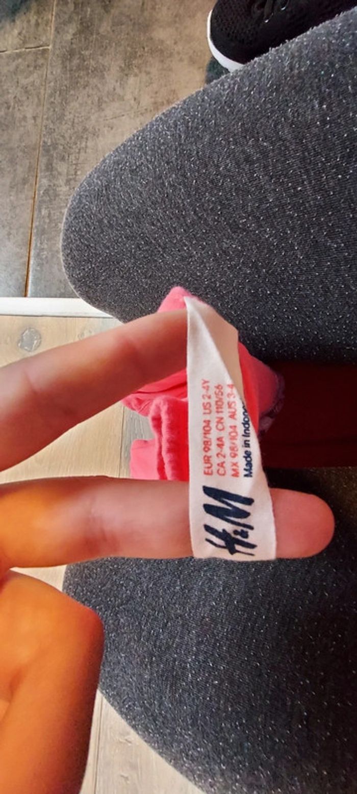 T shirt rose fushia, manches courtes, avec fleurs, H&M, taille 2/4 ans, peu mis - photo numéro 2