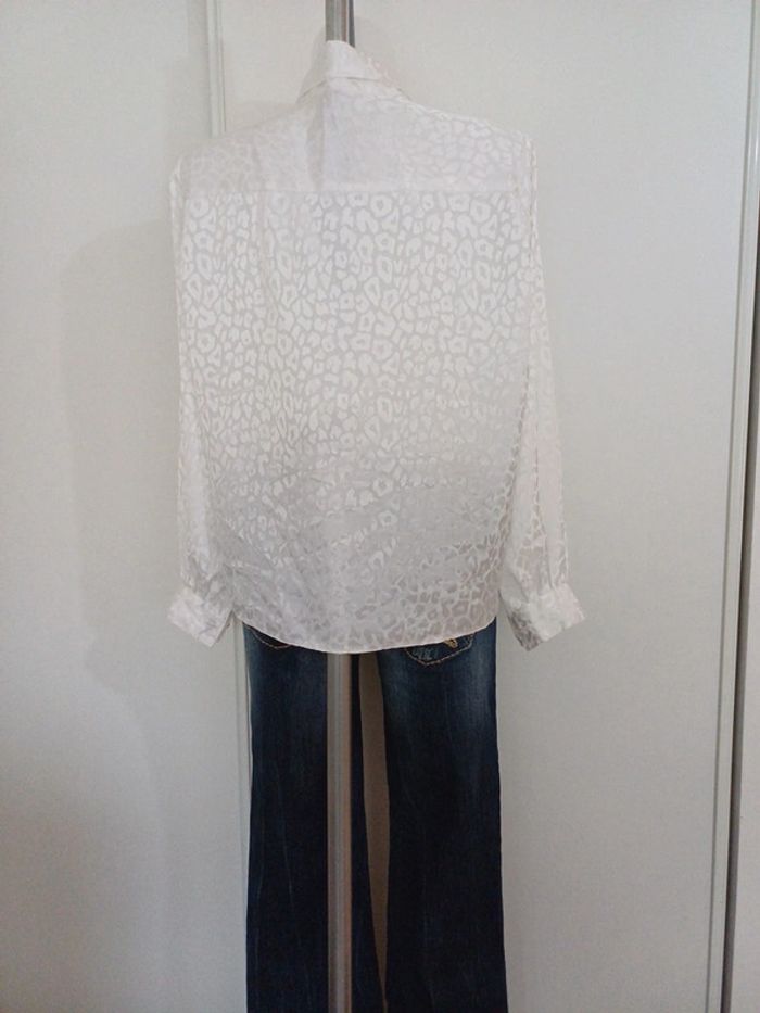 Blouse blanche satiné effet léopard - photo numéro 3