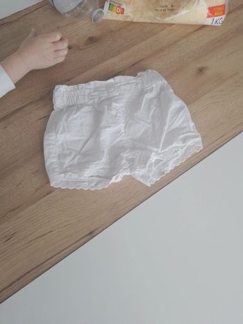 Short blanc a dentelle taille 18 mois