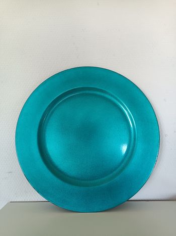 Grande assiette bleue effet métallique