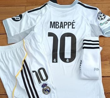 Beau kit football Mbappé taille 12 ans Réal Madrid 2026