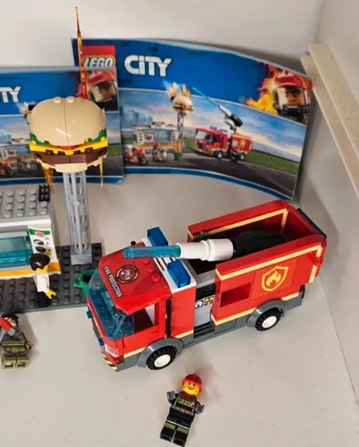 LEGO 60214 City Fire L’Intervention des Pompiers au Restaurant de Hamburgers - photo numéro 3