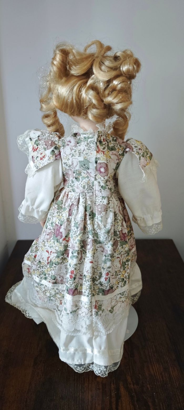 Poupée porcelaine - photo numéro 2