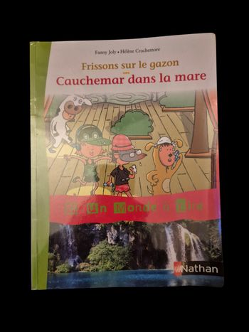 LiLIVRE Frissons sur le gazon [suivi de] Cauchemar dans la mare
Texte : Fanny Joly – Illustrations : Hélène Crochemore
Éditions Nathan – Collection Un monde à lire Kimamila CE1
ISBN : 978-2-09-122805-1
Format album broché, 31 pages, illustrations colorées