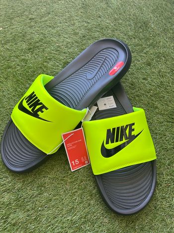 Claquettes Nike Fluo pointure 49,5