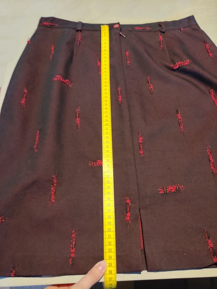 Jupe noire avec reflet et motifs rouges - photo numéro 6