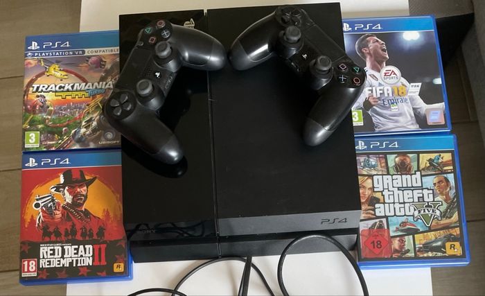 PS4 en très bon état avec deux manettes et quatre jeux