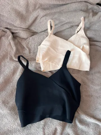 Lot de deux soutiens gorge \ brassières croisés un noir et un crème