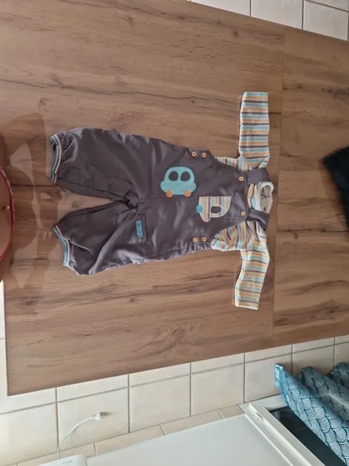 Lot - 2 salopettes + 1 tee shirt - 9 mois - photo numéro 2