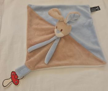 Doudou Lapin carré plat beige et bleu - Attache tétine- Mailou