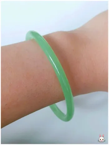 Bracelet jonc vert minimaliste en résine – pièce tendance et légère