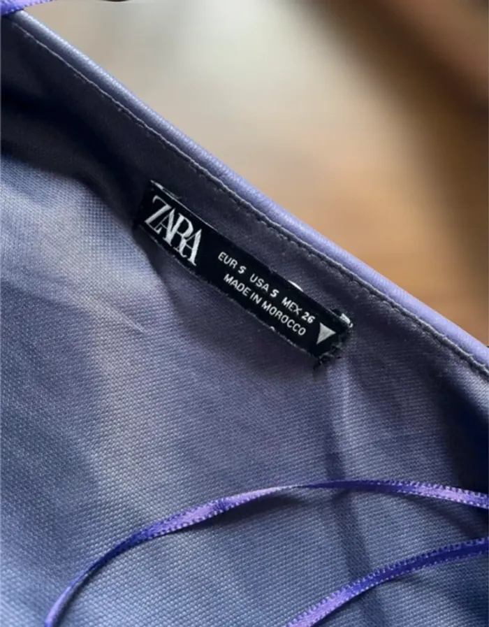 Robe sexy en similicuir moulante et décolleté violet Zara - photo numéro 3